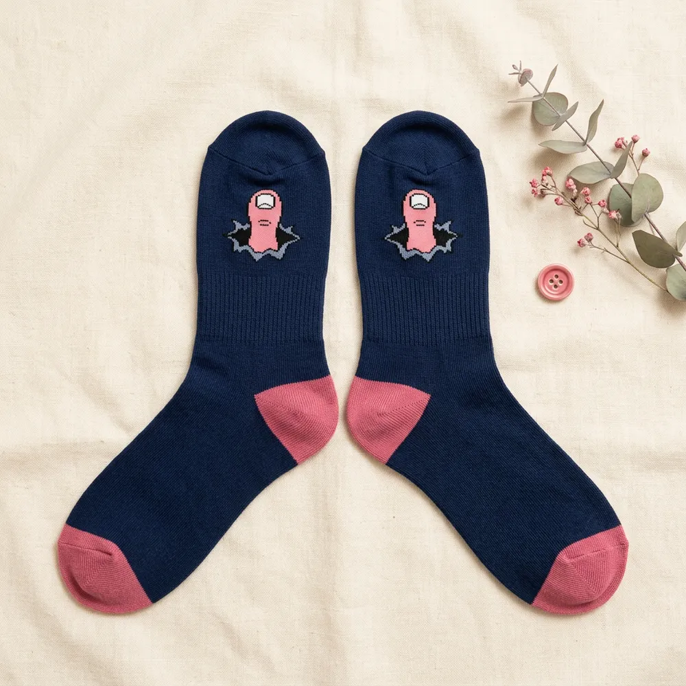 Para granatowych skarpetek z różowym ściągaczem; na czubku każdej wydziergany palec wystający z dziury